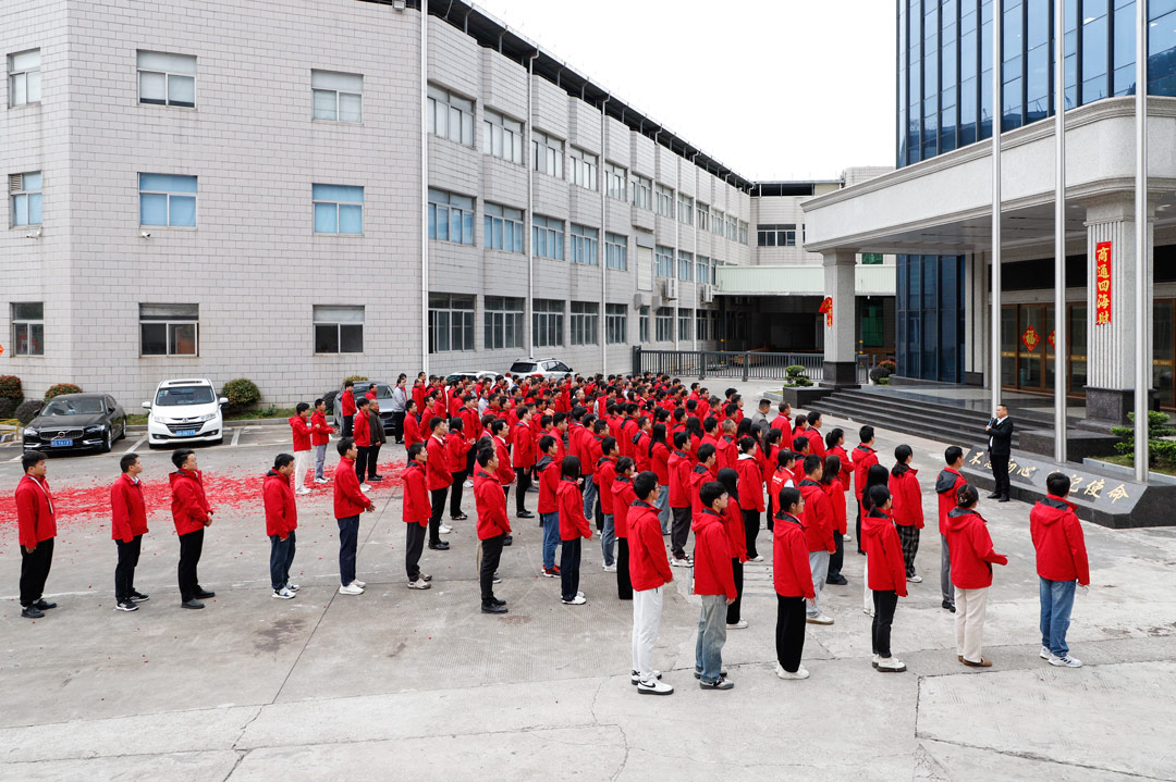 肖董親自為員工們派發開工紅包