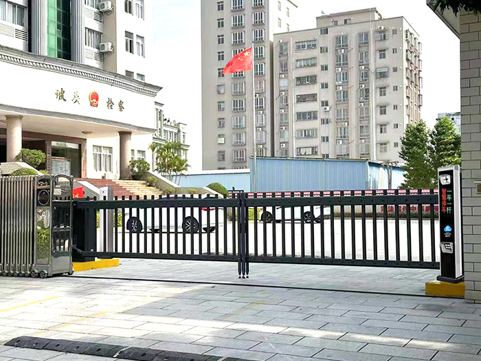 某單位采用“安快”一進一出柵欄道閘 停車場出入口方案