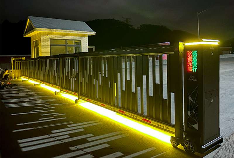 某廠區采用 “ 安快 ”方格款段滑門