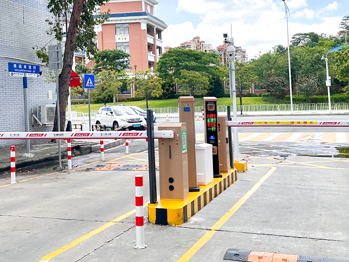 某工業區停車場采用 “安快” 車牌識別系統