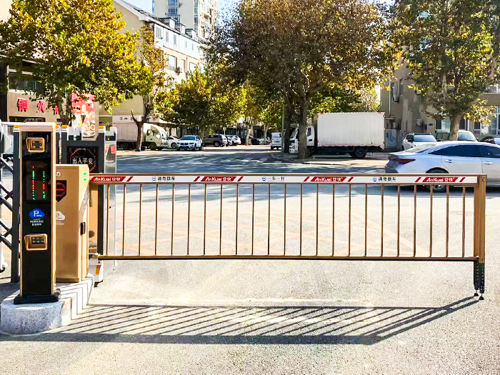 某街道停車場采用 “安快” 車牌識別系統