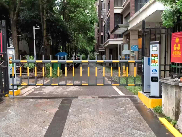 某小區(qū)采用 “安快” 同進(jìn)同出柵欄道閘