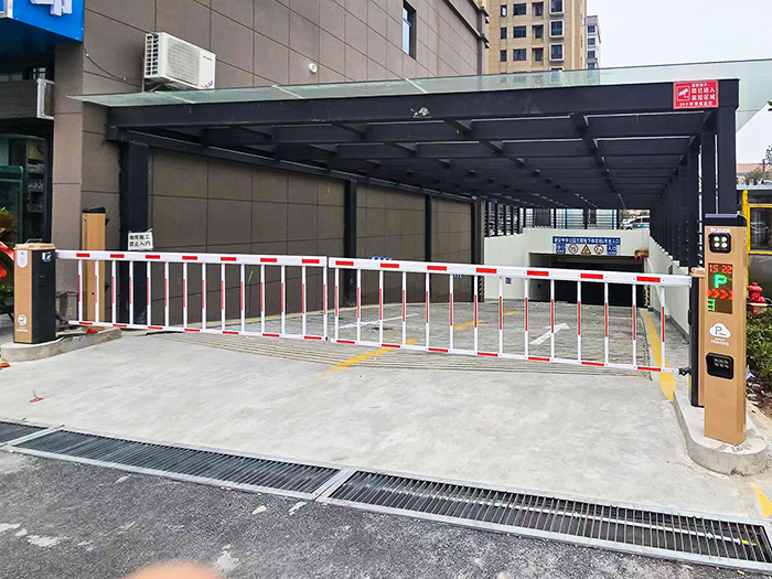 某小區采用 “安快” 一進一出車牌識別系統