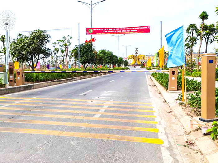 某校區采用 “安快” 一進一出直桿道閘