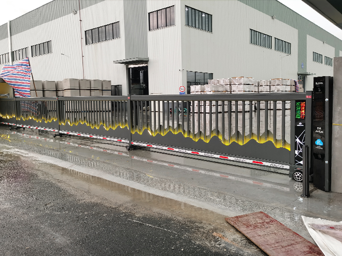 某物流園區采用 “安快” 山峰款段滑門