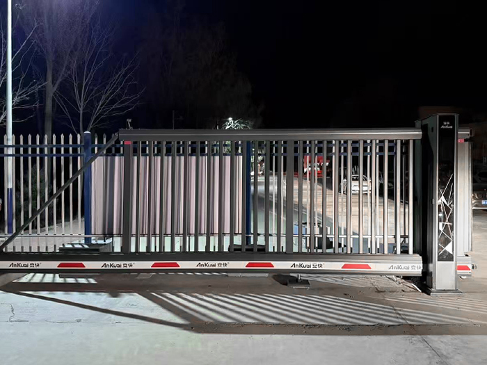 某工業園區采用 “安快” 柵欄款懸開門