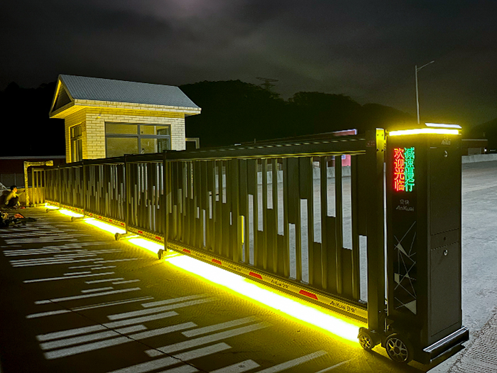 某景區(qū)采用 “安快” 方格款段滑工業(yè)門(mén)