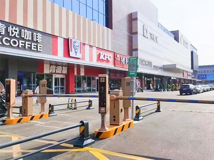 某商場采用 “安快” 一進一出直桿道閘