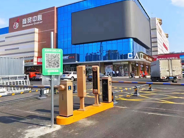 某商貿中心停車場采用 “安快” 車牌識別系統