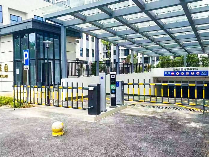 某小區地下停車場采用 “安快” 一進一出車牌識別系統