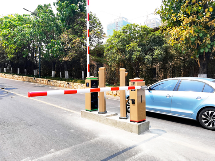 某街道采用 “安快” 一進一出圓桿道閘停車管理