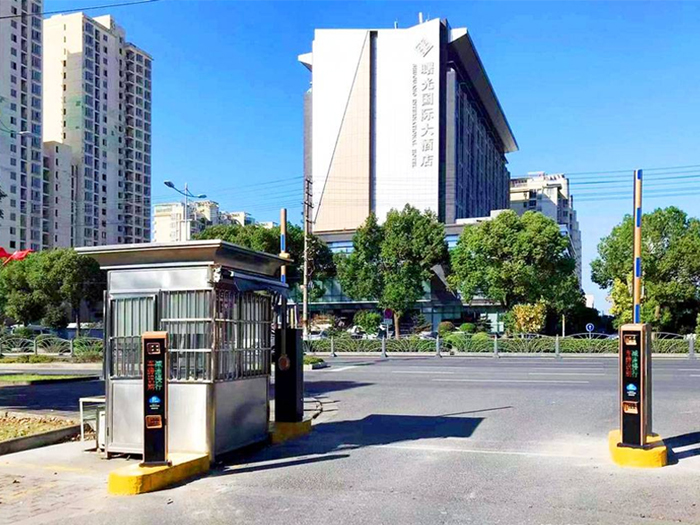 某小區采用 “安快” 一進一出直桿道閘停車管理