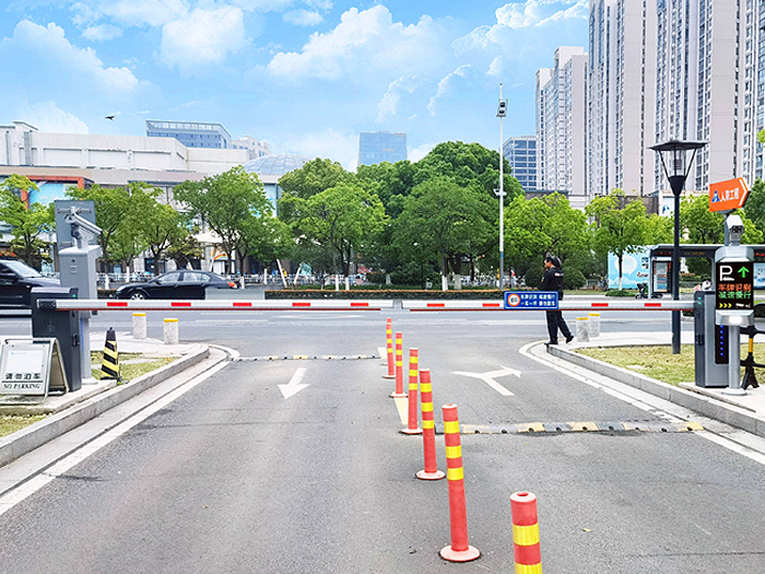 某小區采用“安快”一進一出直桿道閘現場圖