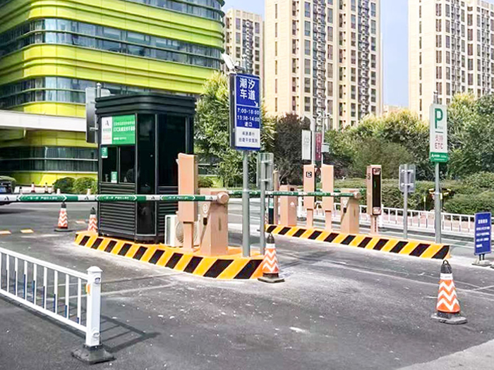 某醫(yī)院停車(chē)場(chǎng)采用 “安快” 多進(jìn)多出直桿道閘【搭配安全島】