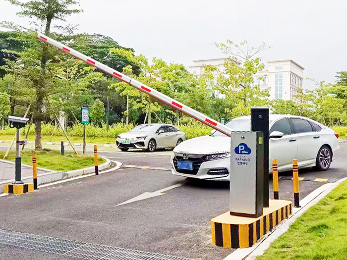 某戶外停車(chē)場(chǎng)采用 “安快” 一進(jìn)一出直桿道閘【搭配安全島】