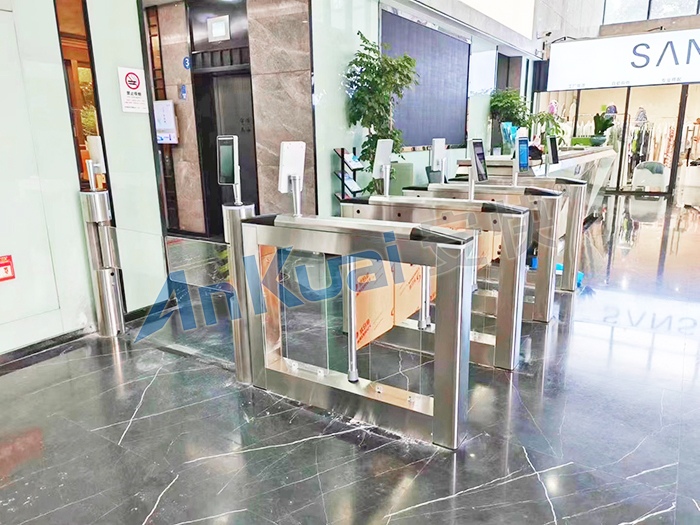 某大廈采用 “安快” 人行通道擺閘【搭配人臉識別】效果圖