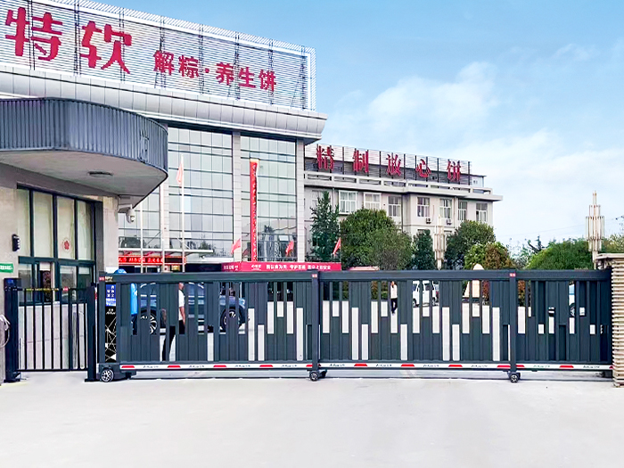 某食品廠采用 “安快” 方格款段滑工業門案例