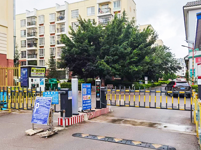 某小區采用 “安快” 一進一出柵欄道閘案例圖